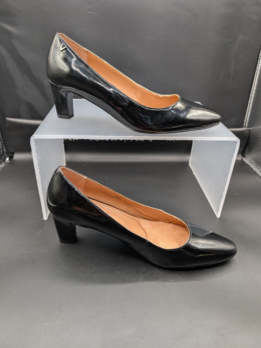 Vionic Black Patent Pointed Toe Mid Heel Pumps NWOT